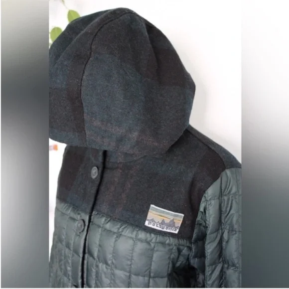 Patagonia Rare Recycled Down Hooded Coat Carbon
Green Medium - Picture 14 of 17